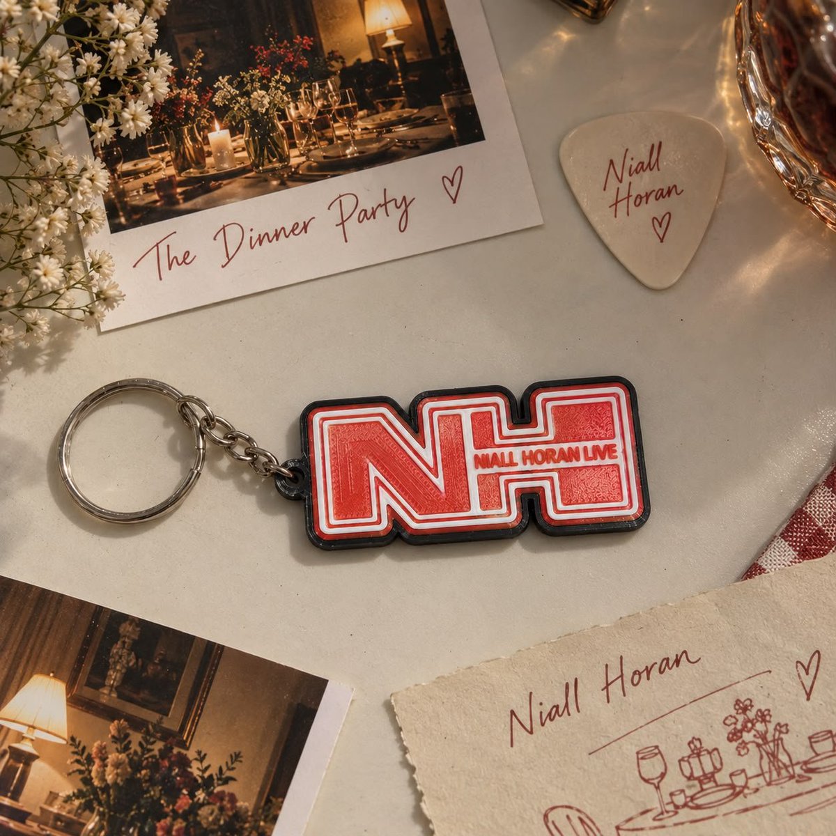 novelo_lab's tweet photo. fãs do niall horan, vocês estão por aqui? 👀

fizemos um chaveiro inspirado nos patches da dinner party live on tour 🍷

eu particularmente estou apaixonada

quem mais precisa de um desse na chave? 🥺 https://t.co/H1uF4Zhjkl