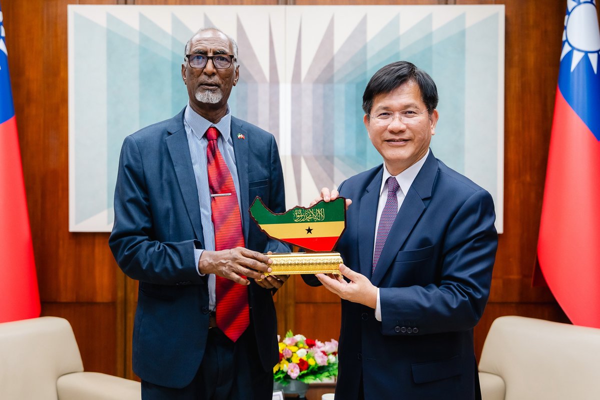 chia_lung's tweet photo. Glad to welcome Minister Abdalle Mohamed Arab to Taiwan. Taiwan and Somaliland are deepening practical cooperation—from ICT talent development and maritime security to disaster resilience—turning friendship into shared resilience and mutual benefit. https://t.co/DKsNUbB1ir