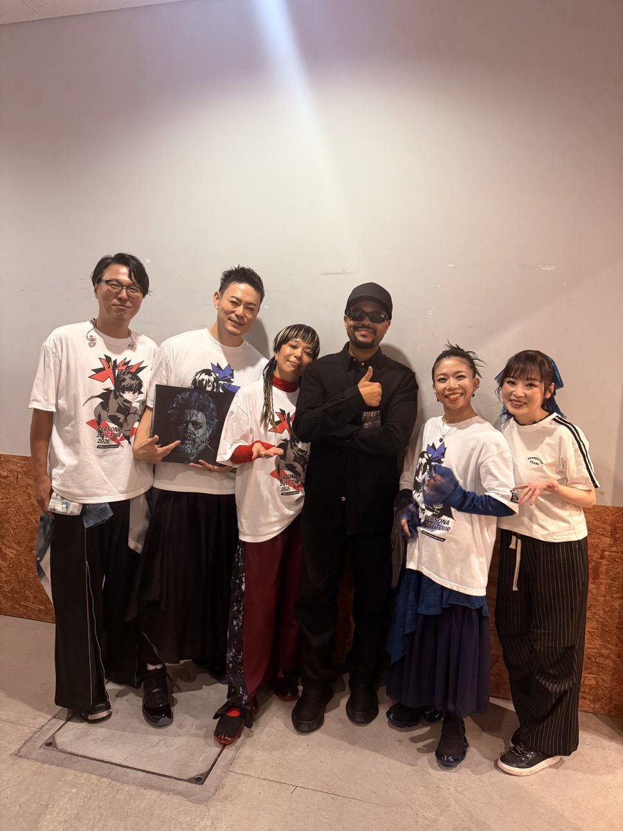 lotusjuice's tweet photo. ペルソナライブ大阪公演に、まさかのThe Weekndが観に来てくれました！！

しかもライブ後、わざわざ挨拶にまで来てくれて。

俺は彼の「Sacrifice」が大好きなので、持っていたレコードにサインをお願いしたら快く応じてくれて、写真まで一緒に撮ってもらいました。

そして何より嬉しかったのが、

「ペルソナライブ、最高だったよ！」

この言葉。一生忘れません。

世界的な大スターなのに、気さくで温かくて、音楽へのリスペクトにあふれた人でした。

同じアーティストとして、こんなに嬉しいことはないし、これからの自信にもなる。

大阪公演の後に待っていた、まさかのサプライズ。

THE WEEKND CAME TO OUR PERSONA SHOW IN OSAKA!! 🤯🔥

What a surprise!!

He came through to watch the show, and afterward, he even stopped by to say hi!

One of the nicest guys I’ve ever met. He told us, “You guys killed it!” Man, I’ll never forget that.

I’m a huge fan of “Sacrifice,” so I brought my record, and he was kind enough to sign it for me. He even took photos with us!

It’s not every day you get to meet a global superstar, let alone one who’s so down-to-earth and genuinely kind.

What a night, man. Still can’t believe it!

Unfortunately, I had a family emergency and couldn’t make it to your show on Saturday, but I’ll keep bumping your music!

Much love and respect, @theweeknd! Hope our paths cross again. Good luck with the rest of the tour! 🙏🔥

#TheWeeknd #LotusJuice #PersonaLive #ペルソナライブ #ペルライ #AzumiTakahashi #LynInaizumi 
@Lyn_Inaizumi 
@Azumi_Takahashi 
@MIZ_ponz 
@Atlus_jp