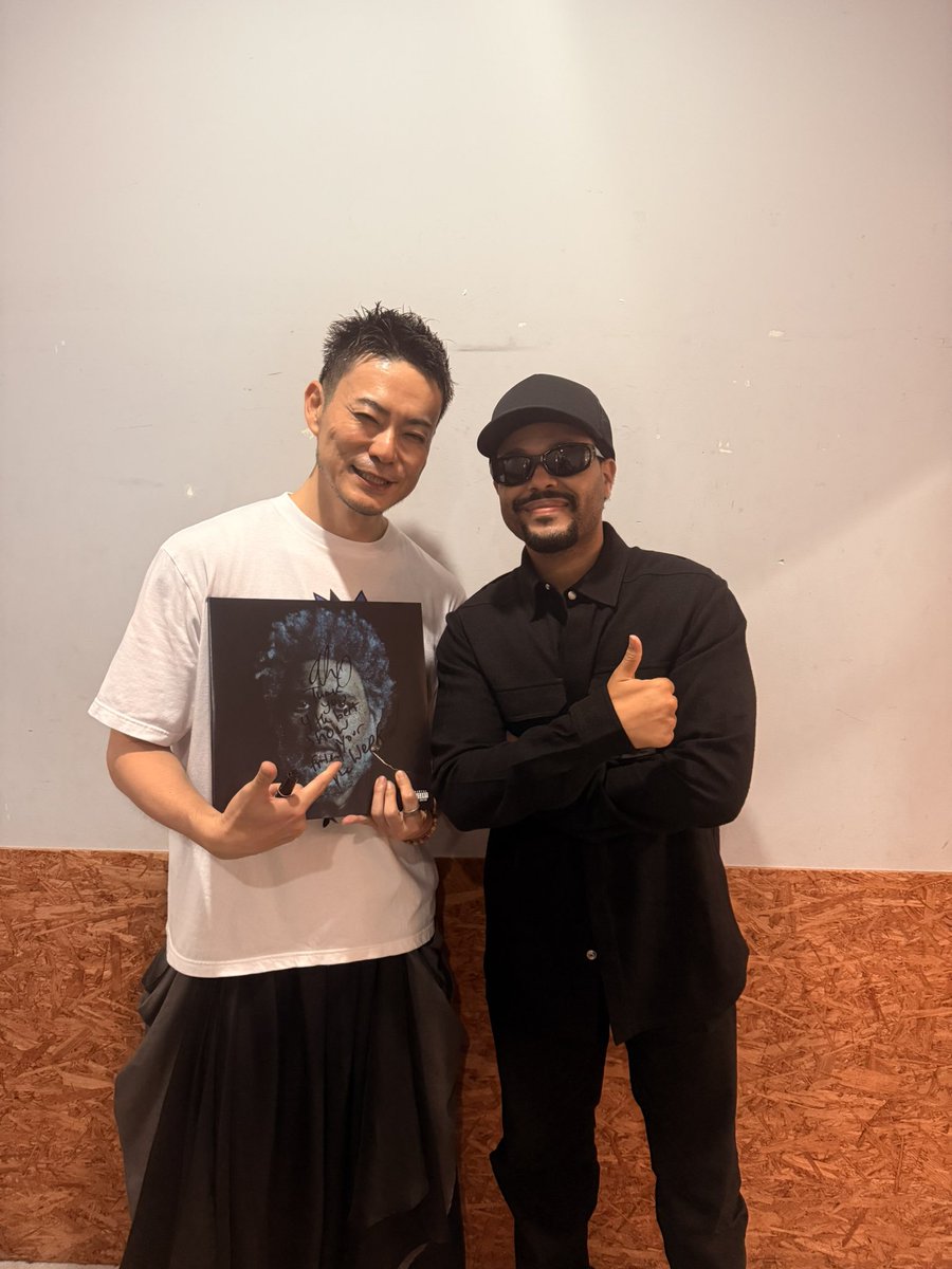 lotusjuice's tweet photo. ペルソナライブ大阪公演に、まさかのThe Weekndが観に来てくれました！！

しかもライブ後、わざわざ挨拶にまで来てくれて。

俺は彼の「Sacrifice」が大好きなので、持っていたレコードにサインをお願いしたら快く応じてくれて、写真まで一緒に撮ってもらいました。

そして何より嬉しかったのが、

「ペルソナライブ、最高だったよ！」

この言葉。一生忘れません。

世界的な大スターなのに、気さくで温かくて、音楽へのリスペクトにあふれた人でした。

同じアーティストとして、こんなに嬉しいことはないし、これからの自信にもなる。

大阪公演の後に待っていた、まさかのサプライズ。

THE WEEKND CAME TO OUR PERSONA SHOW IN OSAKA!! 🤯🔥

What a surprise!!

He came through to watch the show, and afterward, he even stopped by to say hi!

One of the nicest guys I’ve ever met. He told us, “You guys killed it!” Man, I’ll never forget that.

I’m a huge fan of “Sacrifice,” so I brought my record, and he was kind enough to sign it for me. He even took photos with us!

It’s not every day you get to meet a global superstar, let alone one who’s so down-to-earth and genuinely kind.

What a night, man. Still can’t believe it!

Unfortunately, I had a family emergency and couldn’t make it to your show on Saturday, but I’ll keep bumping your music!

Much love and respect, @theweeknd! Hope our paths cross again. Good luck with the rest of the tour! 🙏🔥

#TheWeeknd #LotusJuice #PersonaLive #ペルソナライブ #ペルライ #AzumiTakahashi #LynInaizumi 
@Lyn_Inaizumi 
@Azumi_Takahashi 
@MIZ_ponz 
@Atlus_jp