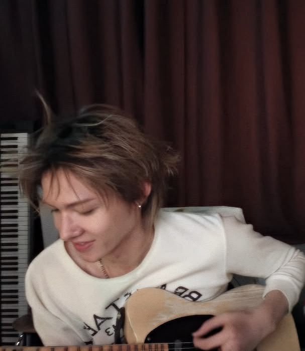 corbetis's tweet photo. bro, the messier his hair, the hotter he gets https://t.co/6hVa9n0snO