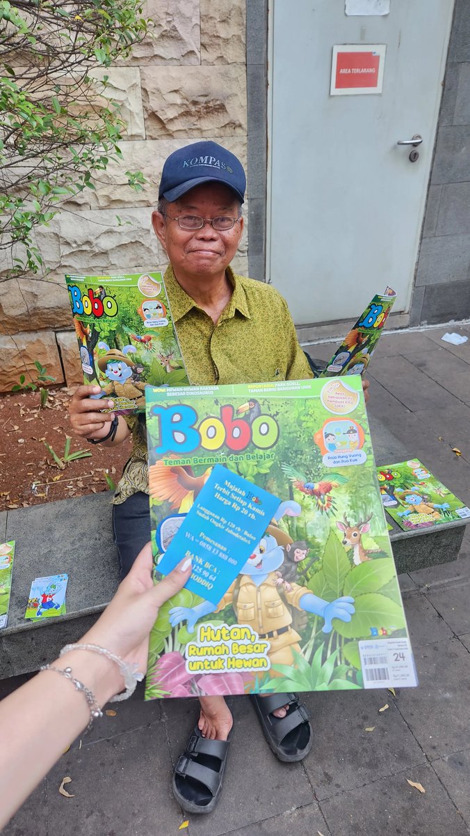 keluhkesahkonoh's tweet photo. SENENGG BANGET liat Bobo lagi pas main di St. Dukuh Atas 😭 Pak Mushoddiq juga asik &amp; humble poll! Semogaaa laris manisss 🥹

Pas nanya harganya berapa, katanya 20 jeti 😂 Karena gue lagi punya money, yaudah langsung GASSS BELI 😭 https://t.co/0ia9PDa1Su