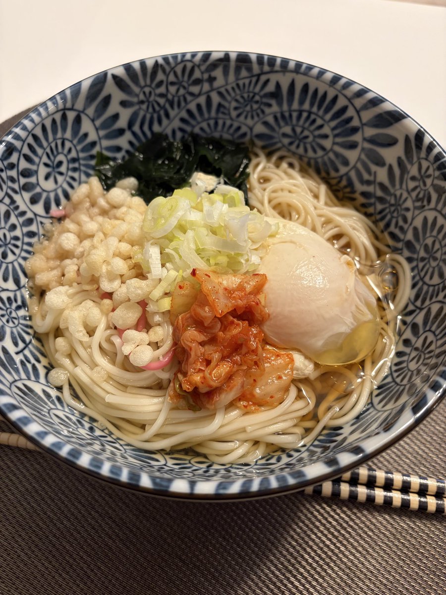 camcamxx's tweet photo. ホントに時間ないけどちゃんとお昼食べて出勤する^ ^あったかいひやむぎ🤣
たんぱく質が卵しかないからチクワか何か入れれば良かったかな…野菜も不足してるから無理やりキムチ入れた〜ごま油少し垂らせば、そんなに酸っぱくない！ https://t.co/949yUwrP7A