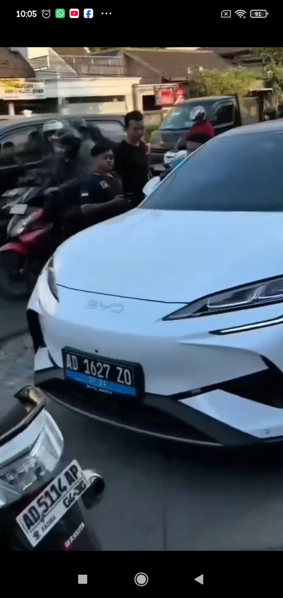 darmantahu's tweet photo. @NenkMonica ini mobil yg menghalangi ambulan pembawa pasien yg sdg kritis sehingga tdk tertolong ...pasti org kaya yg punya ini https://t.co/syudaTrCVM