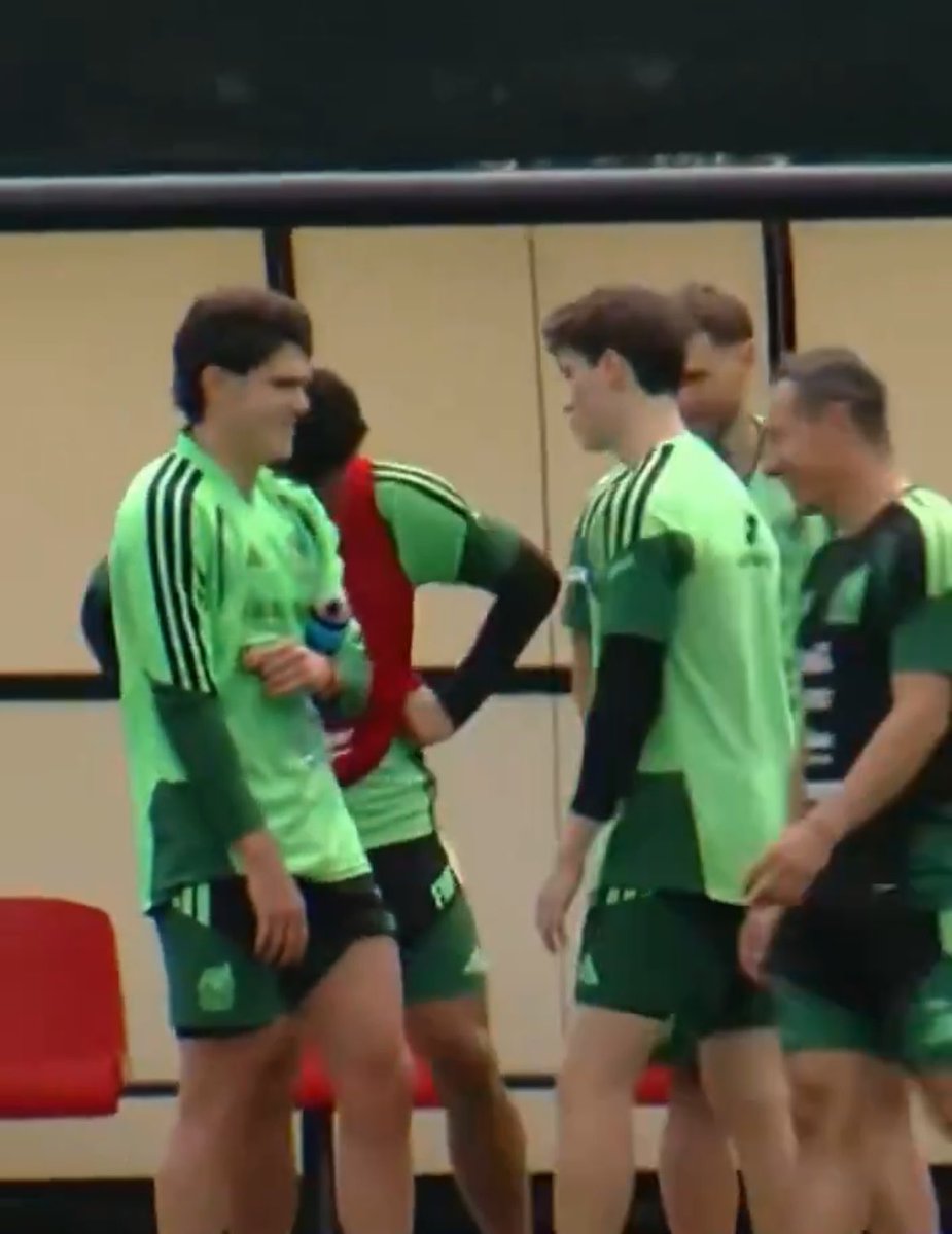 poetschiv's tweet photo. estoy segura que ya habrá hecho amistades en olympiacos, pero hay algo especial en verlo convivir de esta forma tan genuina con sus compañeros de selección🫶 https://t.co/oFb4eBMjMq