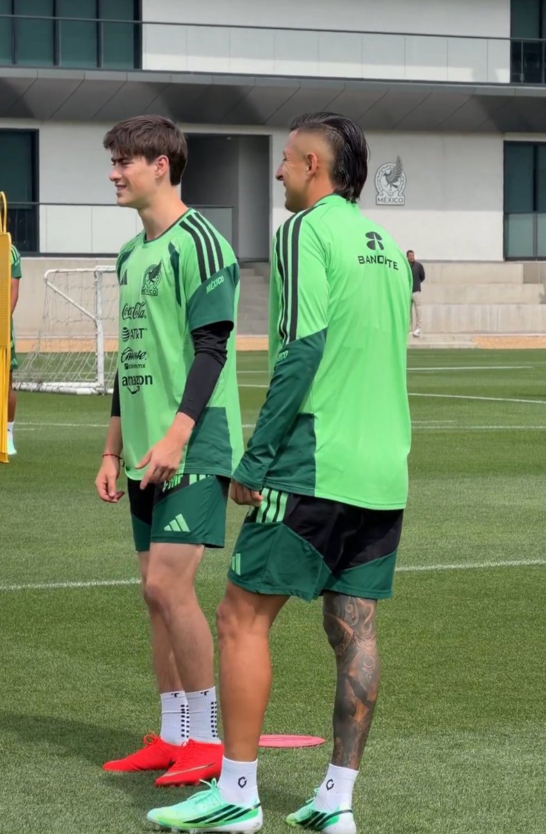 poetschiv's tweet photo. estoy segura que ya habrá hecho amistades en olympiacos, pero hay algo especial en verlo convivir de esta forma tan genuina con sus compañeros de selección🫶 https://t.co/oFb4eBMjMq