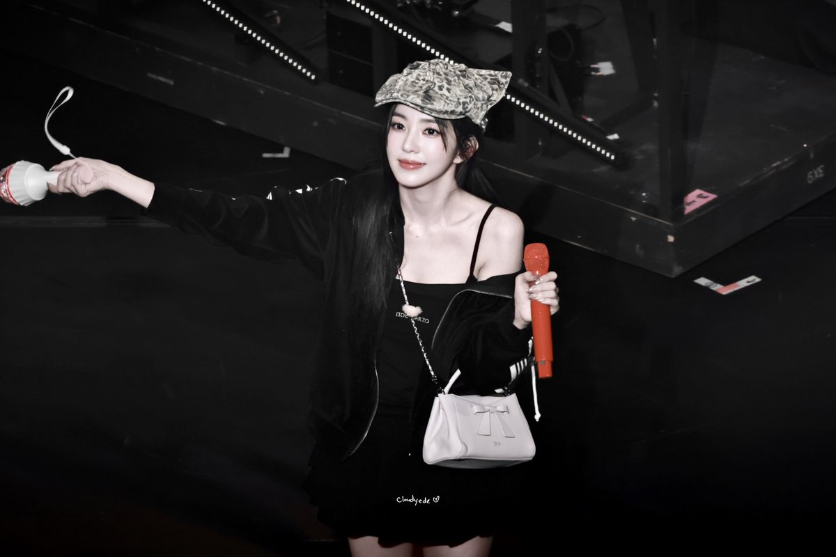 cloudyede's tweet photo. 260923 <BLANK> in OSAKA 
🐆🫳🏻

#IRENE #아이린 #RedVelvet #레드벨벳 https://t.co/XO41mYgt7v