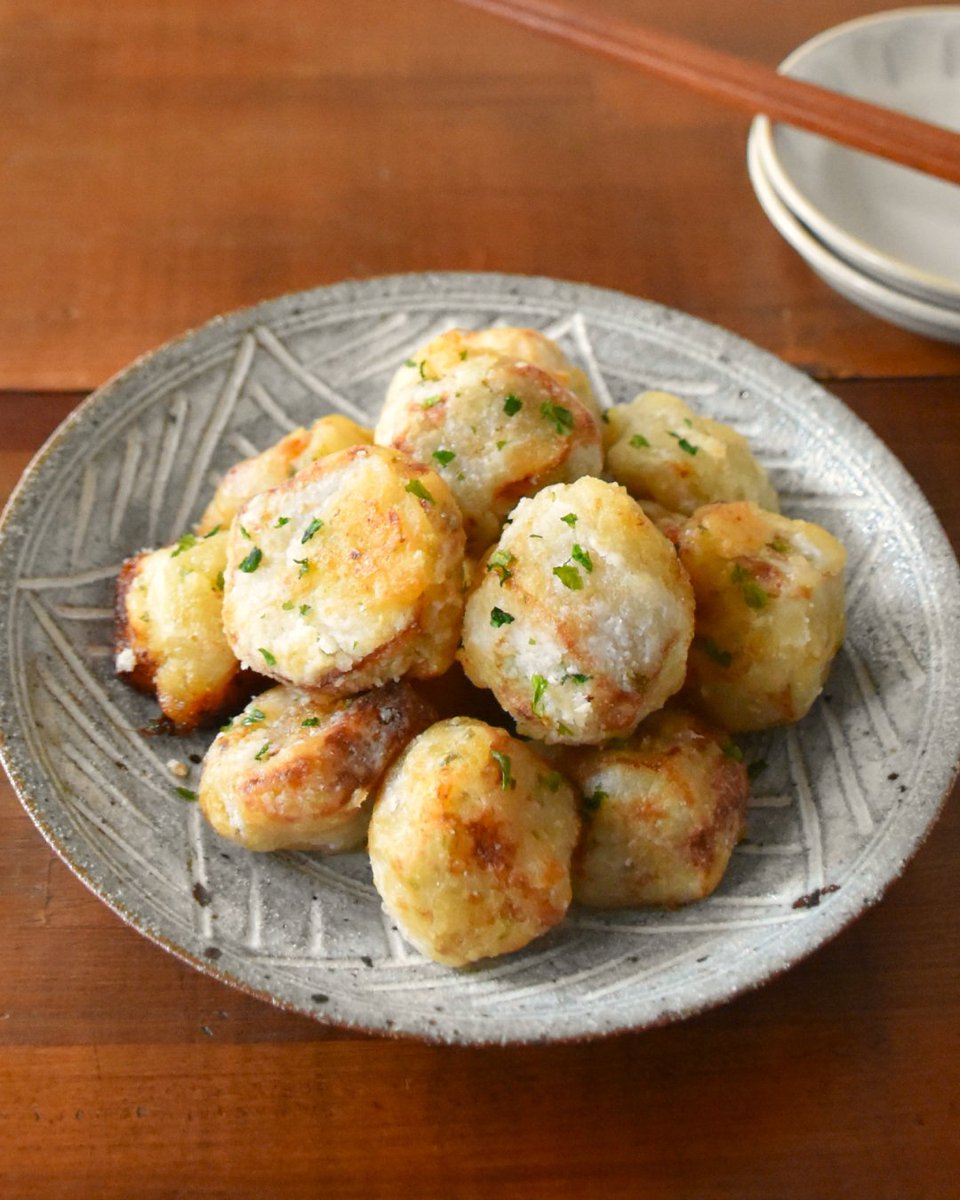 kewpie_official's tweet photo. つるんと皮をむいた里いもはフライに！
外はカリッ、中はホクホクで、一度食べたらくせになる味わいです😋
��リ袋に里いもと、マヨネーズ・醤油・酒各小さじ1、鶏がらスープ(顆粒)・おろししょうが・おろしにんにく各小さじ1/2、青のり適量を加えて約10分漬け込み、片栗粉をまぶして揚げ焼きするだけ！ https://t.co/h3uXp52hB9