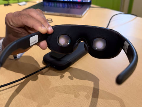 nemchan_nel's tweet photo. 【VR速報】
Metaの新型VRゴーグルは超軽量サングラス型！ 軽くて易いVision Proみたいな感じ！？
・重量：約100g
・処理系＋電源をパックに分離
・解像度 : 5K
・視野角 : 対角84度
・価格：$1299.99

【西田宗千佳のRandomTracking】Metaが軽量「VRグラス」来春発売
https://t.co/hNT7BxtVmj https://t.co/6ck8M1rBI5