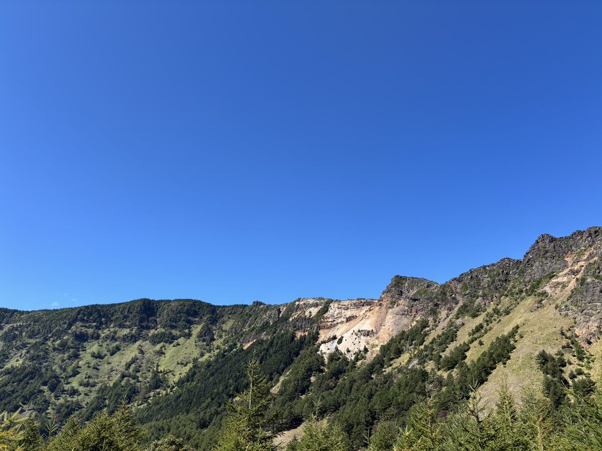 alcinist's tweet photo. ビックサンダーマウンテンみたいなところを歩いてます☺︎⛰️ https://t.co/T3AGjZokk4