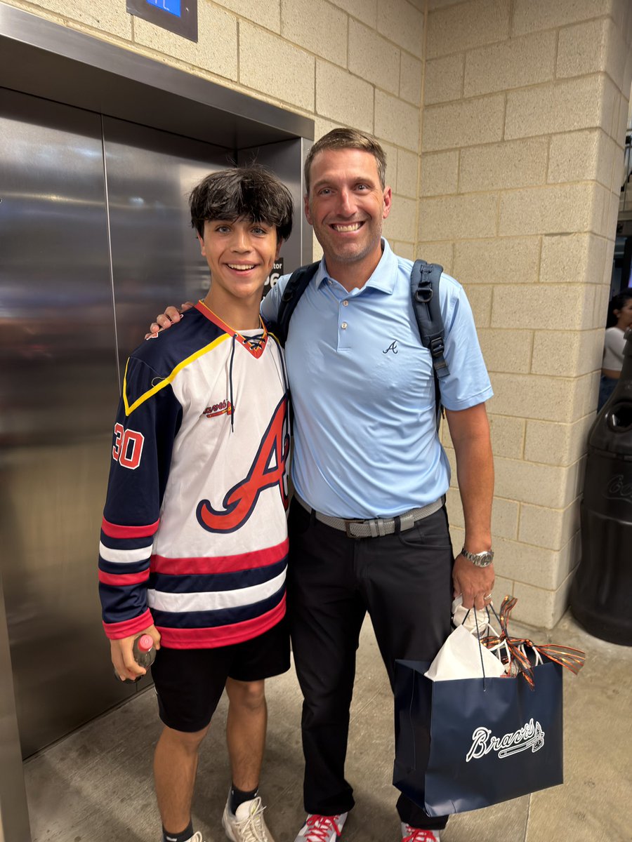 CJRomanowski_29's tweet photo. Great way to end an extra innings W @Braves with meeting Jeff Francoeur on the way out. #GoBraves #MLB #Playoffs #ForTheA @JeffFrancoeur 
Vid from our seats @Mauriciodubon10 is clutch! https://t.co/fYEgiorYJE