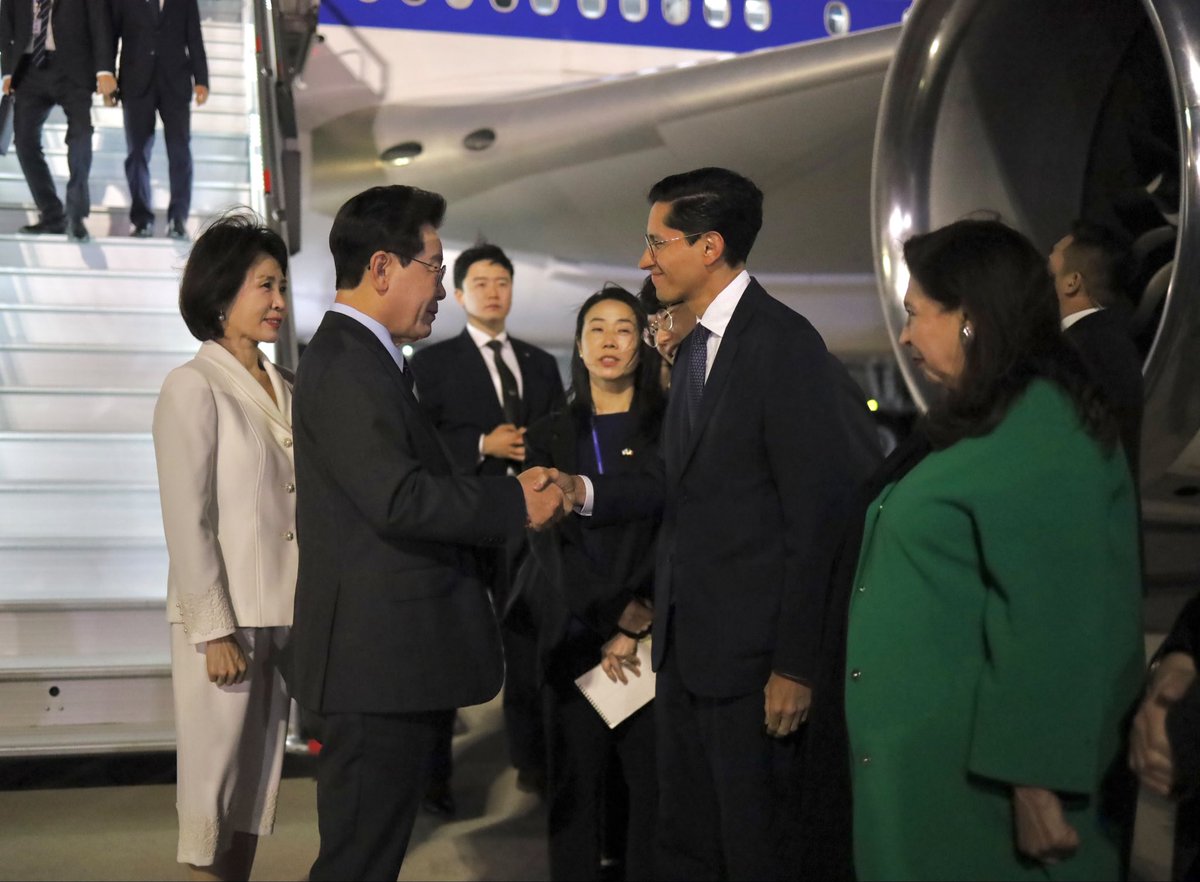 r_velascoa's tweet photo. En representación de la presidenta Claudia Sheinbaum, di la bienvenida a México al presidente de la República de Corea, @Jaemyung_Lee; a su esposa, la señora Kim Hea Kyung y a una importante delegación gubernamental, quienes llegaron esta noche al @aifaaero para iniciar una visita de Estado: la primera de un mandatario coreano a nuestro país en 16 años.

Mañana se reunirá con la presidenta Sheinbaum en Palacio Nacional para dar un nuevo impulso a nuestra relación y seguir construyendo, juntos, una amistad cada día más sólida entre México y Corea.

🇲🇽🇰🇷