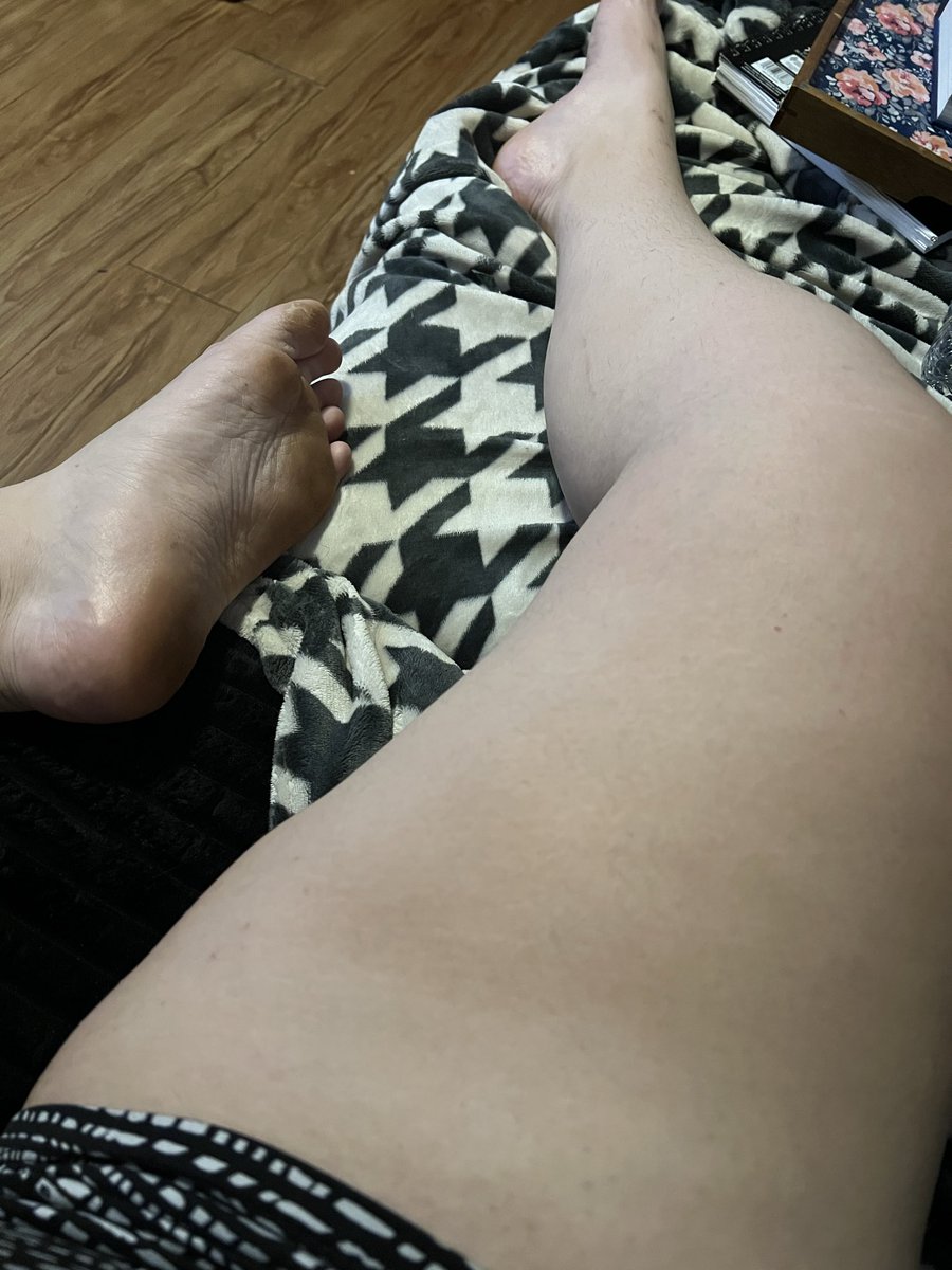Petal554's tweet photo. To tired to make content tonight, so here is a leg. You’re welcome. https://t.co/QO2e27wjew