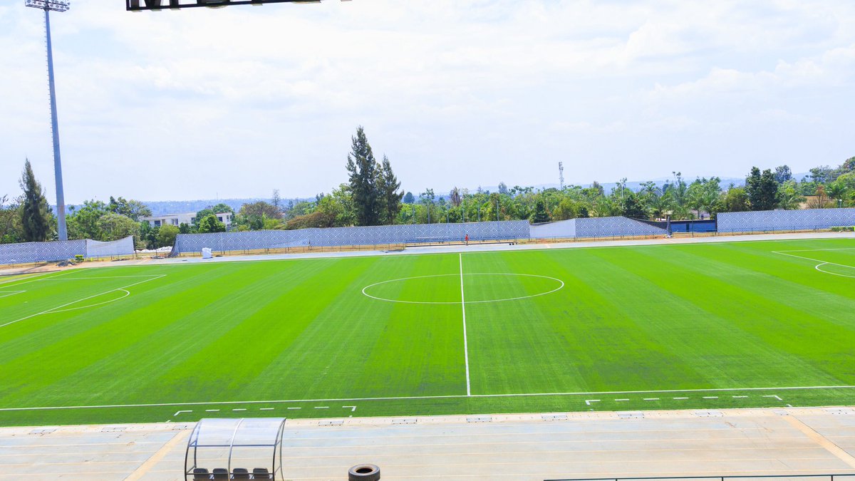 PierreromeoI's tweet photo. Huye: Umunyamabanga wa Leta, Col. Claudien Bizimungu, yasuye imishinga itandukanye y’ibikorwa remezo, irimo umushinga wo kuvugurura Stade ya Huye. https://t.co/oH75SwGbzs