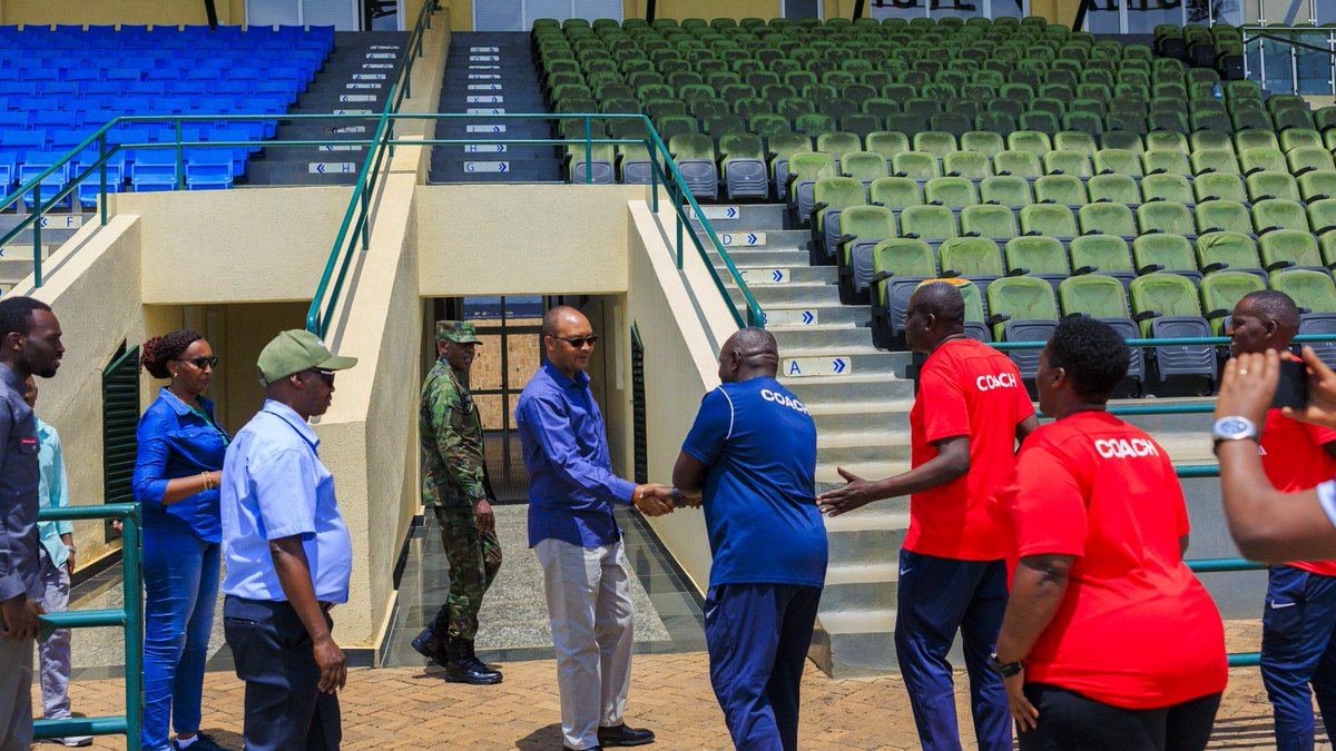 PierreromeoI's tweet photo. Huye: Umunyamabanga wa Leta, Col. Claudien Bizimungu, yasuye imishinga itandukanye y’ibikorwa remezo, irimo umushinga wo kuvugurura Stade ya Huye. https://t.co/oH75SwGbzs
