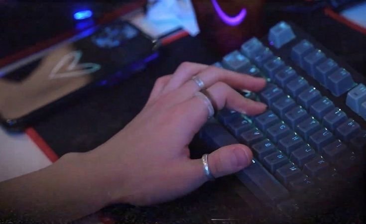 FLXCentral's tweet photo. Am i seeing stuff or are those Felix's hands ? 😅

#FELIXxFerrari https://t.co/5MDzCzTOLc