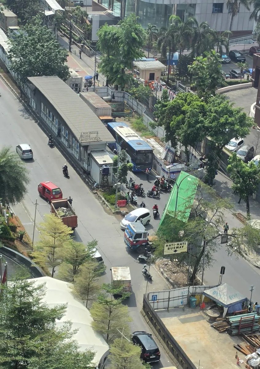 joneshop's tweet photo. Kamis, 24-9-2026
Pagi ini dimacetkan kontainer patah as daerah landmark pluit dan sekitarnya.
Hindari jalur sekitar nya
Truk trailer alami gangguan di Putaran Jalan Pluit Selatan Raya, Penjaringan Jakarta Utara
#pluit
#macet https://t.co/HTHq15MB50