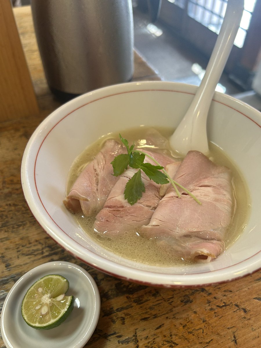 o_keiy's tweet photo. らぁ麺 ここん🍜 
📍静岡県静岡市葵区
▷真鯛のらぁ麺

６周年ラーメン限定J
サラッと見た目のスープだけど
しっ��り真鯛まるごとな白湯(´ч`)
すだちで爽やか味変(*´꒳`*)
鯛の旨味つまった一杯でした。
６周年おめでとうございます🎊

馳走様でした。

#らぁ麺ここん https://t.co/bGuQZYTeDj