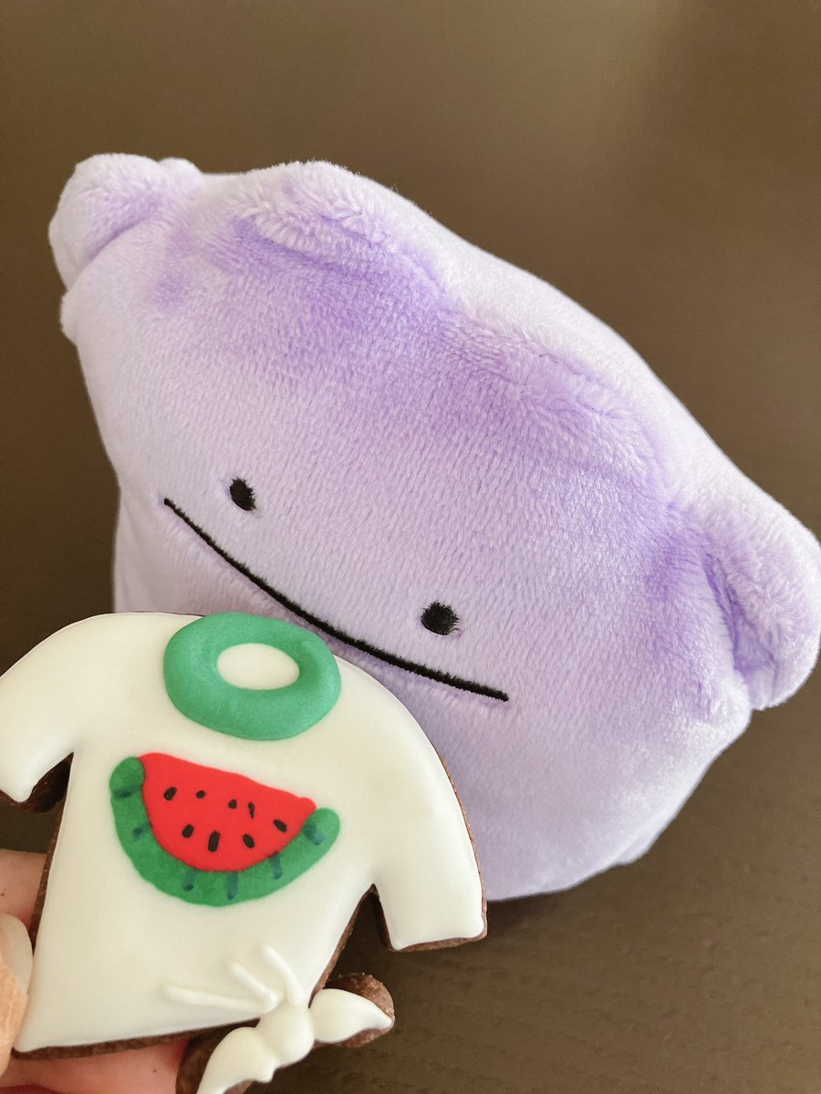 mommon2304's tweet photo. 「モンモ〜！✨」

メタモンとおやつタイム❗️
今日のおやつは姉からお土産にもらったアイシングクッキー🍪
かわいいし美味しかった🥳
メタモンも喜んで食べてくれたよ✨ https://t.co/Dzh2wjByFK
