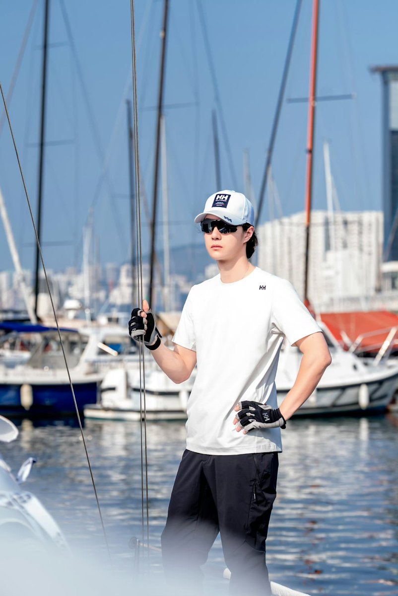 HappyLucky9785's tweet photo. กรี๊ดดดดด รูปหวังอี้ป๋อแล่นเรือใบมาแล้วววว Sporty &amp; Rich ที่แท้ทรู

#WangYiboxHellyHansen 
#HellyHansen 
#หวังอี้ป๋อ #WangYibo https://t.co/eXNaZ4FYio