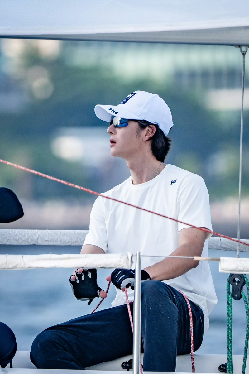 HappyLucky9785's tweet photo. กรี๊ดดดดด รูปหวังอี้ป๋อแล่นเรือใบมาแล้วววว Sporty &amp; Rich ที่แท้ทรู

#WangYiboxHellyHansen 
#HellyHansen 
#หวังอี้ป๋อ #WangYibo https://t.co/eXNaZ4FYio