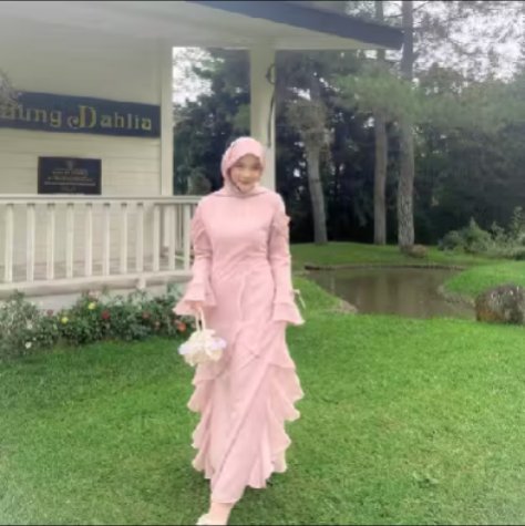 CurhatdoongMah's tweet photo. Dressnya tjakepp bangeett kaya fairy² gitu, cocok bgt dipakai kondangan atau ngeteh cantik bareng Bestie, oh kepantai foto² cantik juga oke🥰

#moots #zonauang https://t.co/xkEEYIqLzk