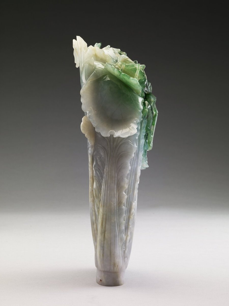 Taiwan_in_Japan's tweet photo. ₍₍⁽⁽白菜₎₎⁾⁾

見て！白菜が回っているよ
かわいいね（？）

新鮮な野菜に見えますが、国宝「翠玉白菜」です

国立故宮博物院のデジタルアーカイブでは一部の収蔵品を様々な角度から見られます

今、故宮博物院で展示中なので、予習したい方もぜひ https://t.co/9dhkxc6gWw