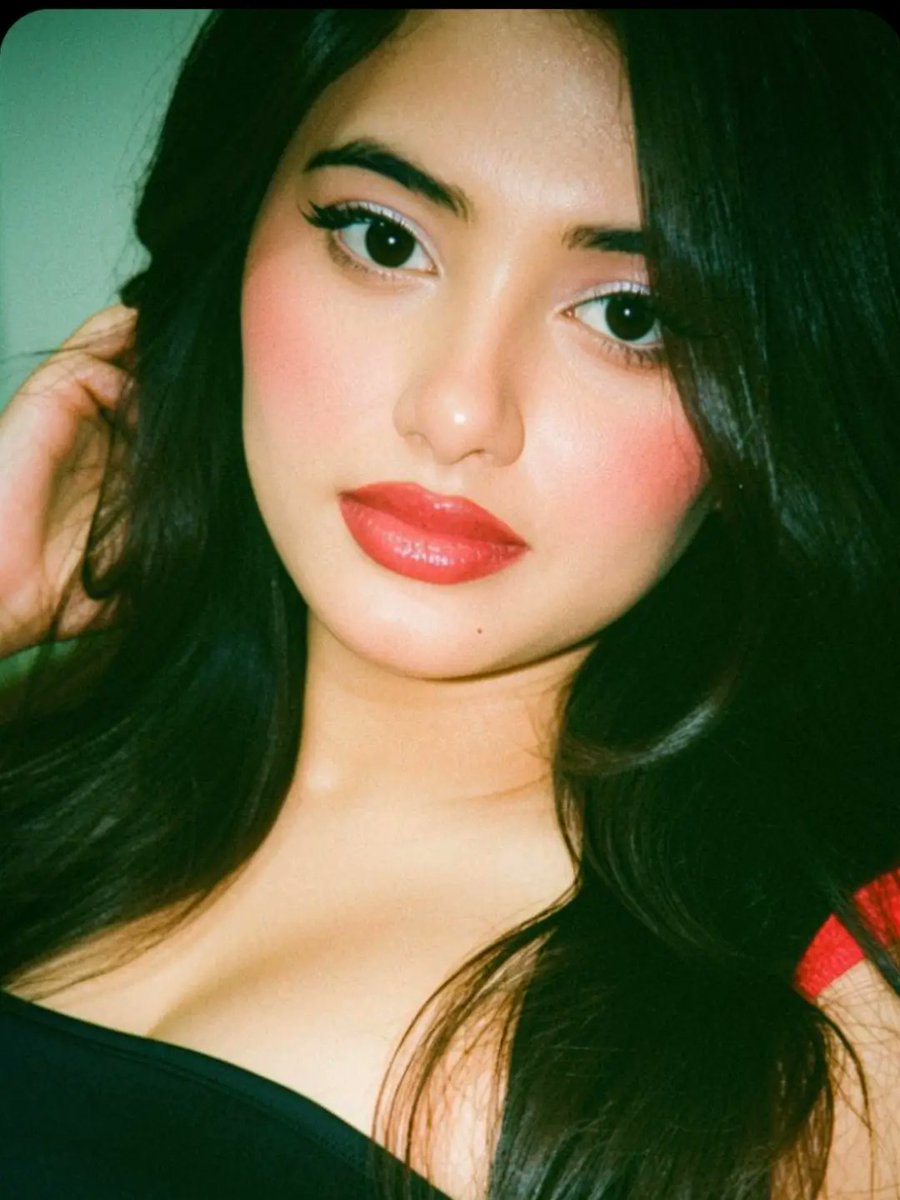 parasite2k's tweet photo. Not here to be noticed. Here to be remembered. Soft glam, timeless elegance, glossy lips, winged liner, and quiet confidence. https://t.co/siKsAES8z6
