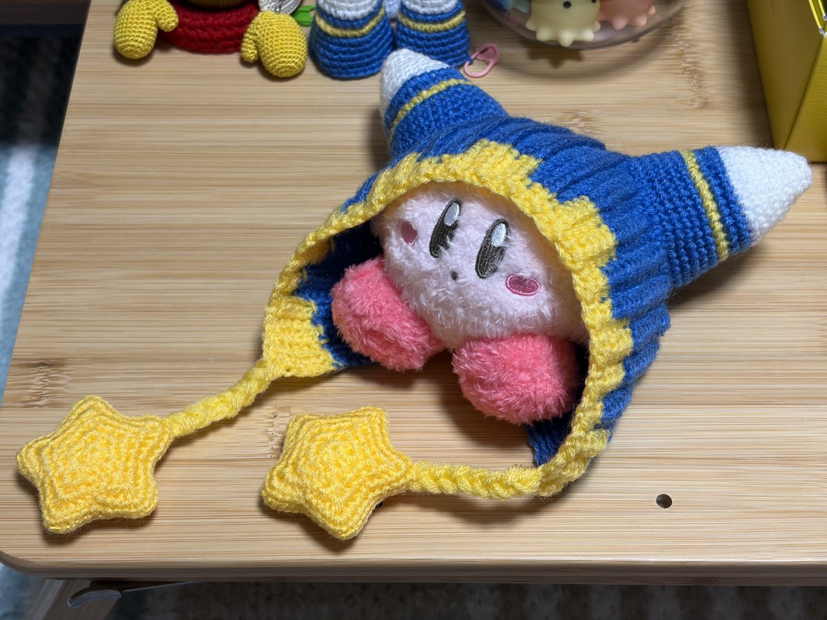 rosee32654's tweet photo. こちらの可愛いイラストのオマージュ作品として作らせていただきました🧶
お見かけした時からずっと可愛いなぁ良いなぁと思い続けて、少し早い冬支度として編んでみました！
すっかり⚙️柄と円錐とお友達ですわ🙂
kyiさんポストのご快諾ありがとうございました🫶 https://t.co/k5pBCjevzb
