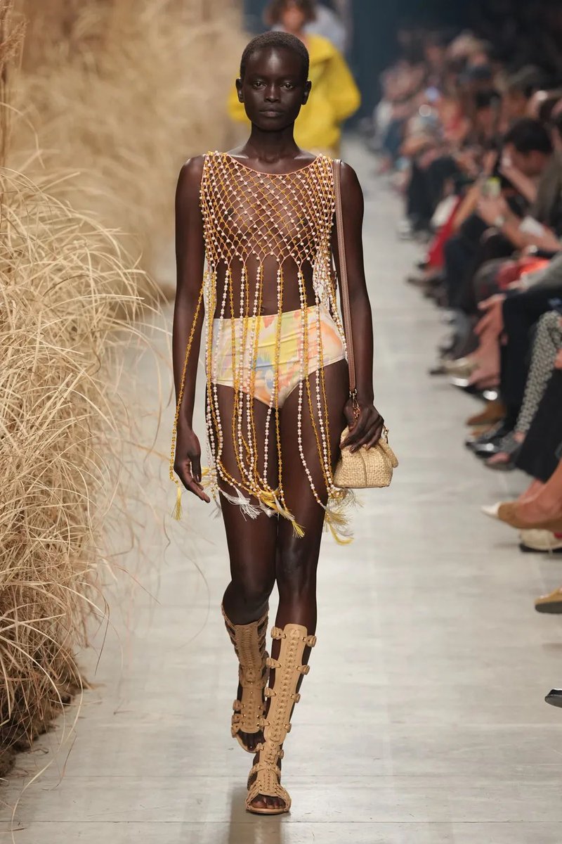 hionfashion's tweet photo. ETRO SS27 #mfw https://t.co/4Sq1sxmE7u