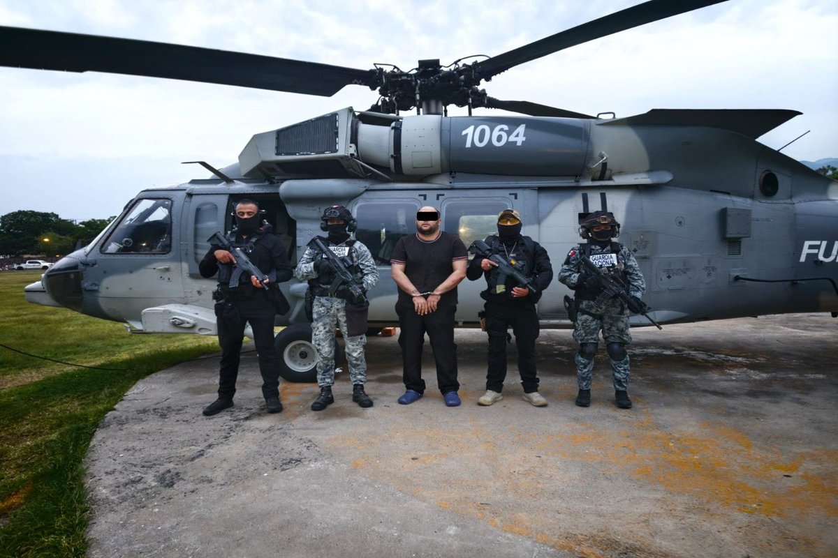 manuelespinob1's tweet photo. #ELDATO Edgar Valeriano Orozco Cabadas, "El Kamoni”, uno de los operadores regionales de Juan José Farías Álvarez, "El Abuelo", líder del Cártel de Tepalcatepec de Michoacán, fue detenido por la @GN_MEXICO_ Es requerido  EU que ofrecía recompensa de 3 mdd por su captura. https://t.co/EotZuPj9jq