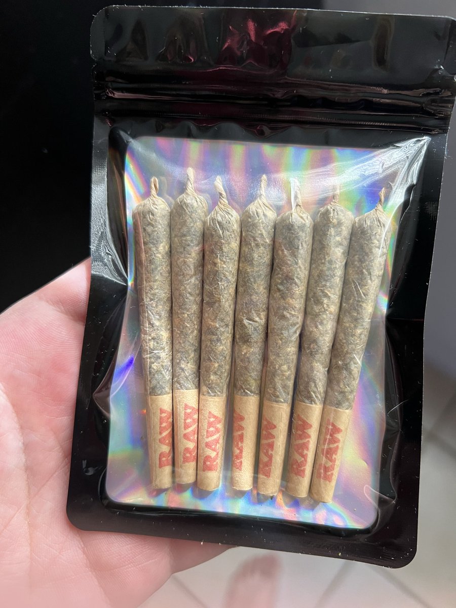 sh33shx's tweet photo. #drugtwt #weedtwt I’m about to roll 100 of these https://t.co/LoybwVDQYj