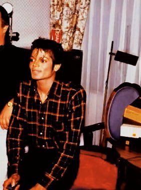 moondustedd_'s tweet photo. michael in fall tones https://t.co/JzAkj1CCBl