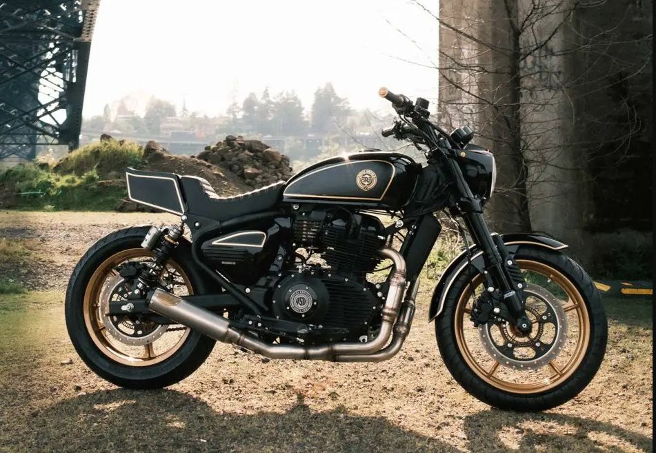 Moto_History's tweet photo. This is supposed to be the 2027 Royal Enfield 650 RDS, lets just wait and see. It will probably be shanged! #royalenfield #cafestyle #factorycustom #greatdeisgn #streetbike #retrolook #motorcycleenthusiasts #motorcycleenthusiast https://t.co/mAJTG9x1NK