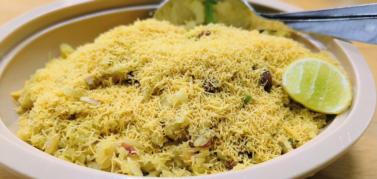 Agnoup's tweet photo. #Breakfastisserved 
Aaj phir sev ki baarish 🫣 https://t.co/CvpBZeIG90