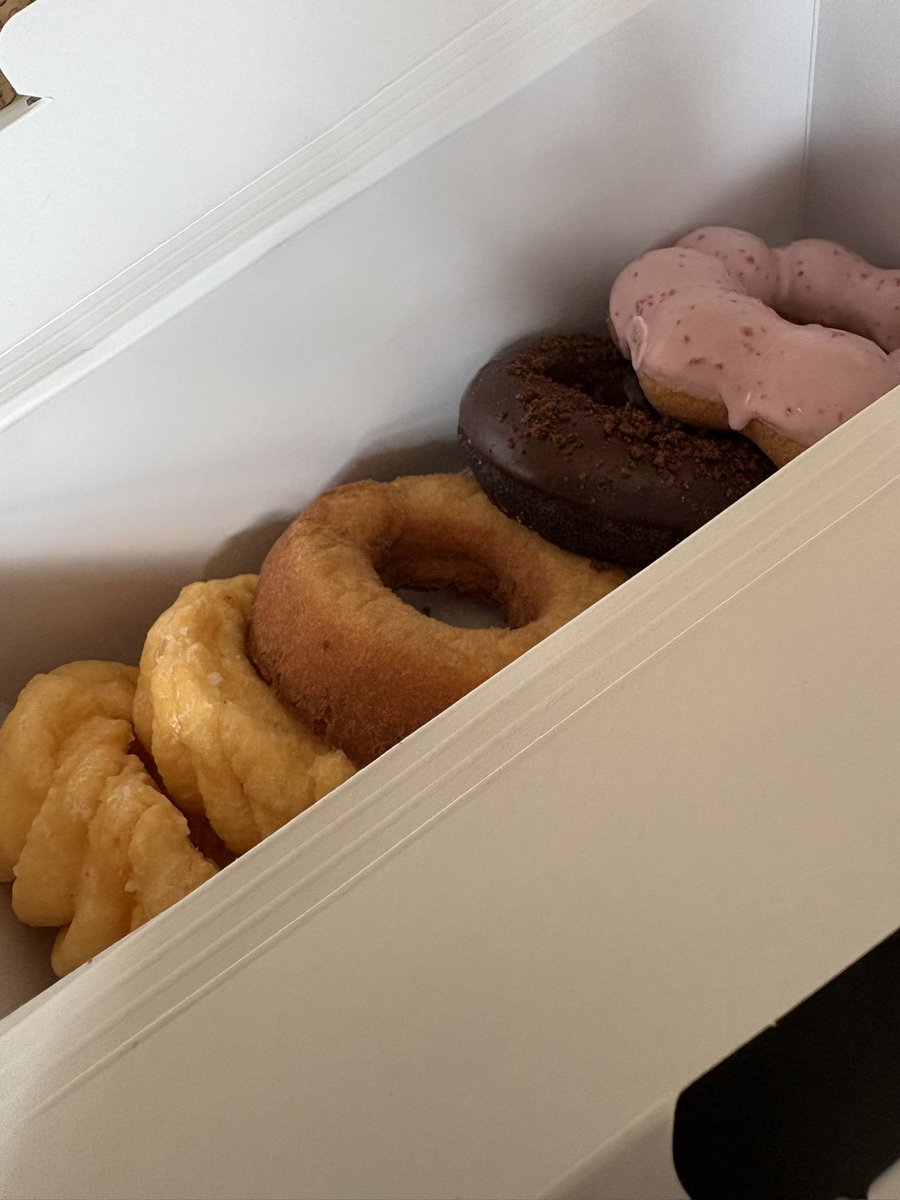 horus2r's tweet photo. お昼ご飯🍩🍩🍩 https://t.co/Vj6vOOw6Xg