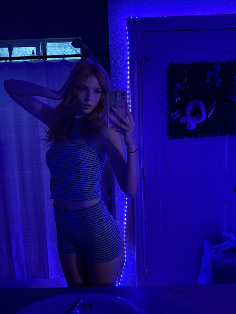 Lizamakesbb's tweet photo. Slowly thinkin' blue is my color , yeah? 🔹️ https://t.co/jPaBV4XAzS