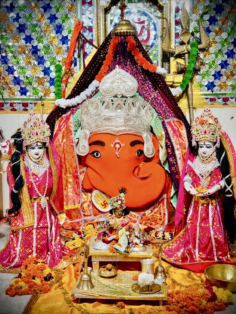 Rakeshshukla_7's tweet photo. सीहोर में विराजे चिंतामण गणेश जी का इतिहास लगभग 2000 साल पुराना है। यहां गणेश जी की मूर्ति आधी जमीन में धंसी हुई है। यह स्वयंभू प्रतिमा है, जो अपने चमत्कारिक प्रभाव के लिए प्रसिद्ध है। इसकी स्थापना सम्राट विक्रमादित्य ने की थी। 
#Darshnam https://t.co/nY4dXsTx6d