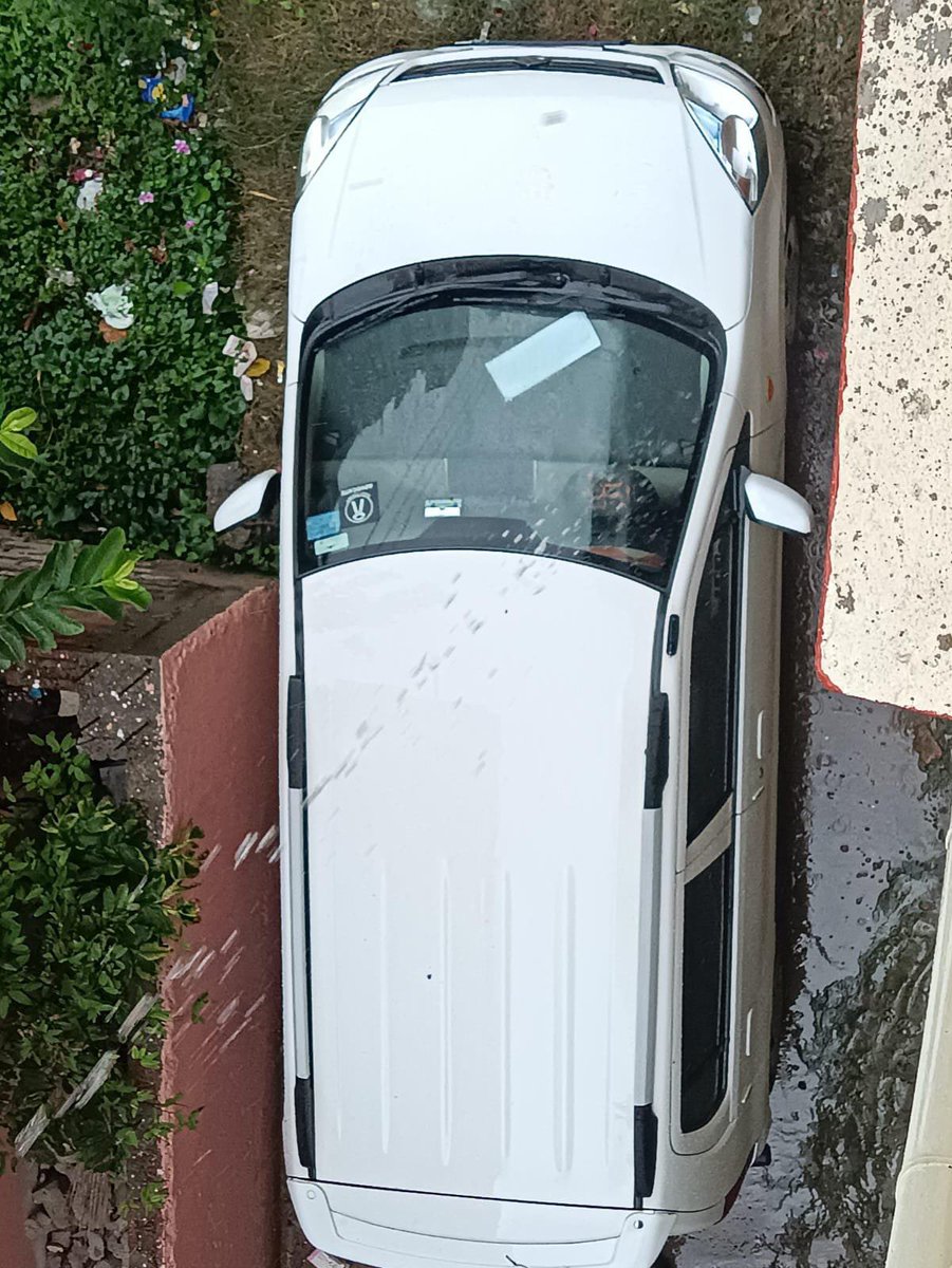 Neend_Ki_Rani's tweet photo. 3 days ago it cost me ₹60,000 to repair my car, today again my neighbour damaged my car...

Water fell on the car very fast 

When I went and told them that I had already suffered a loss of ₹50,000, they said that we would cover the vehicle repair expenses...Read news https://t.co/rHXAwNt1mZ