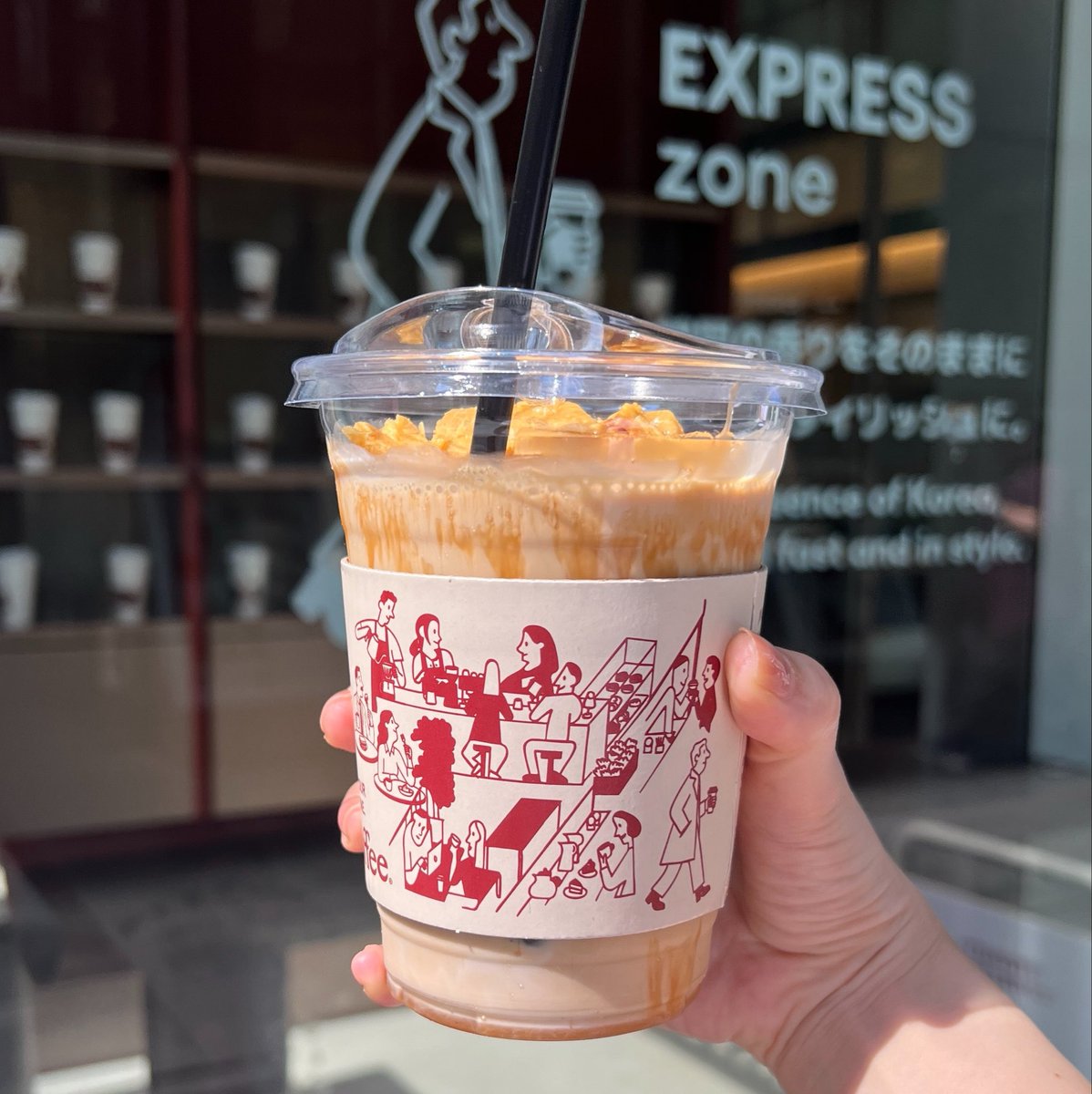 nachaaaaki's tweet photo. 韓国釜山の人気コーヒー店JM Coffee！テイクアウトでこの価格は嬉しい🥹💖有楽町イトシア1階で入りやすい。
ダルゴナラテ(¥540)たっぷりサイズで甘くて美味しかった🤍
※店内利用価格は別のようです https://t.co/LHlUOrdx30