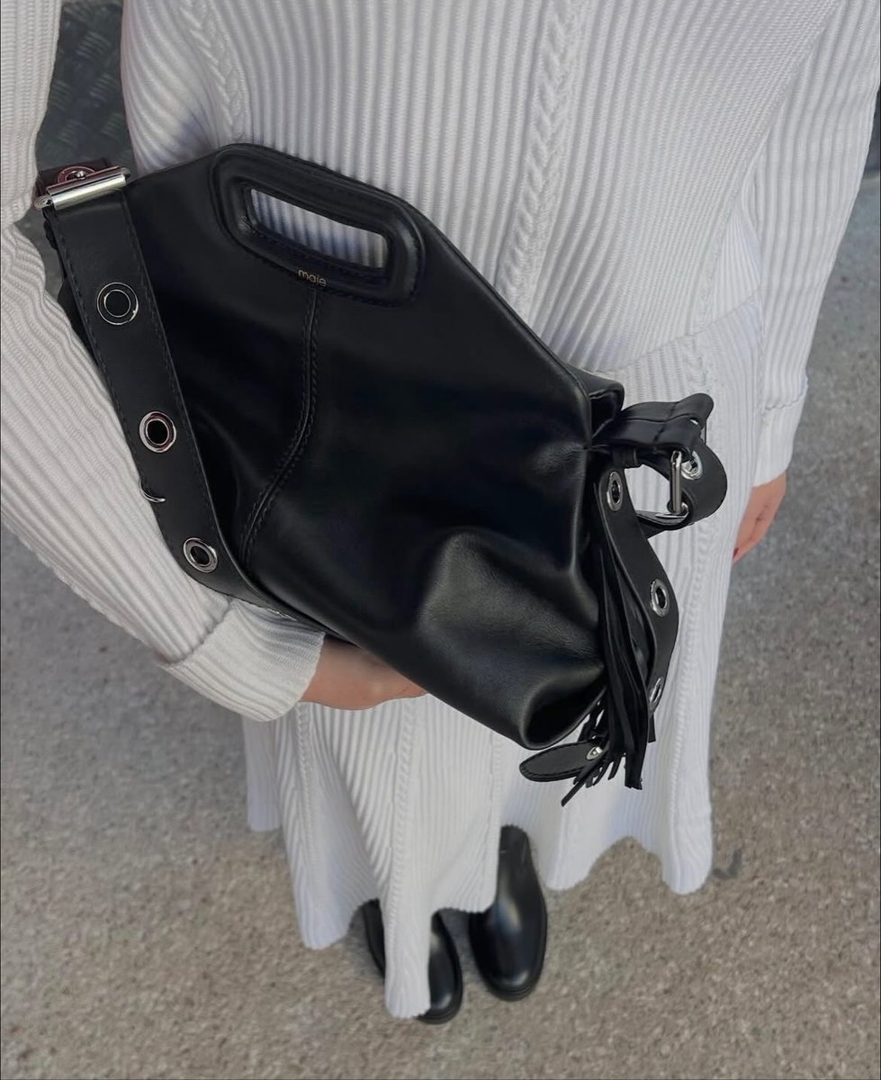 68Fevzi's tweet photo. Simplicité, élégance et confort. Un ensemble en maille, des bottes noires et une doudoune pour affronter le froid avec style. https://t.co/WsowmQK0gd