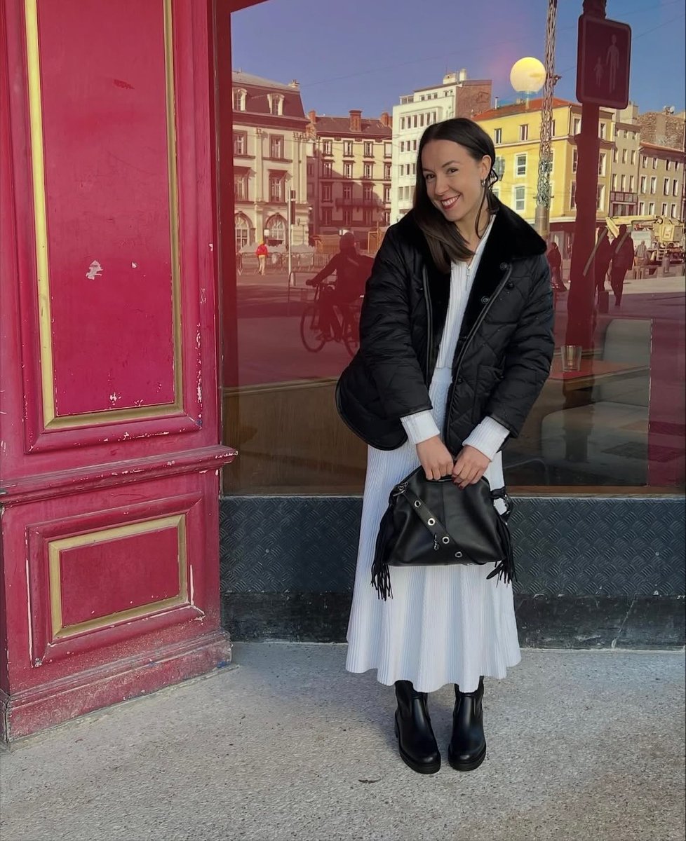 68Fevzi's tweet photo. Simplicité, élégance et confort. Un ensemble en maille, des bottes noires et une doudoune pour affronter le froid avec style. https://t.co/WsowmQK0gd