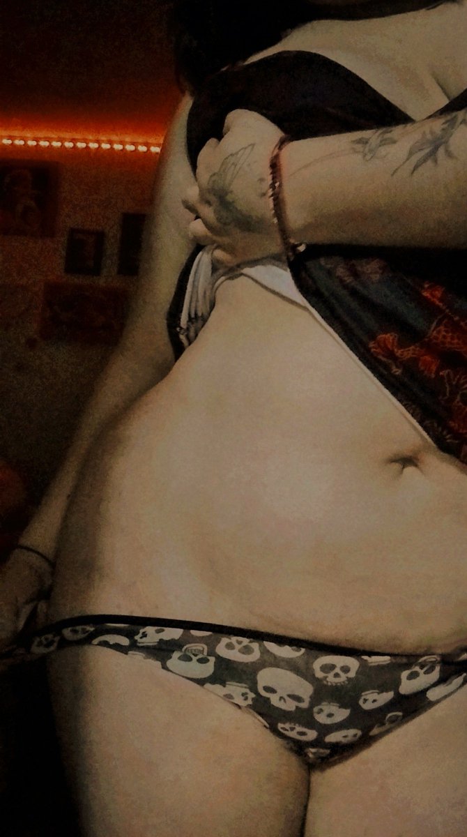 S0m3one_ppna's tweet photo. Alguien que me patrocine un tatuaje en el vientre? 🥰💗🔥
(Le doy un gran premio 👀🔥) 
#chubby #gordita #sexy #nsfw #horny https://t.co/e1FYy51sgz