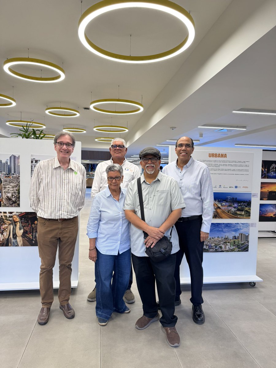 CentroImagenRD's tweet photo. Photoimagen en Santiago de los Caballeros, ayer disfrutamos de la hermosa muestra fotografica "URBANA" en Agora Santiago Center, aqui con entrañables colegas, amigos  directivos de GRUFOS y visitantes en la colectiva.
Gracias por la hospitalidad. https://t.co/AeP1vcIvJY