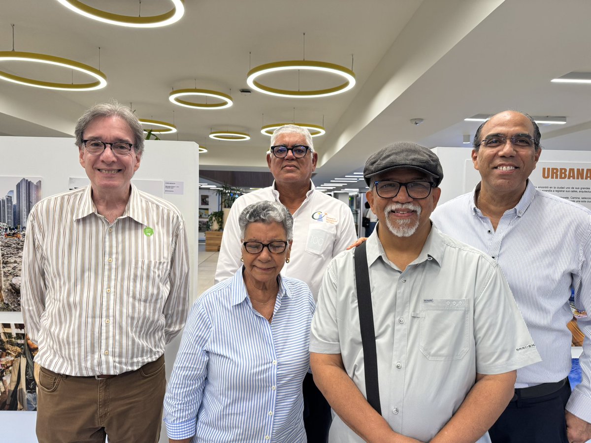 CentroImagenRD's tweet photo. Photoimagen en Santiago de los Caballeros, ayer disfrutamos de la hermosa muestra fotografica "URBANA" en Agora Santiago Center, aqui con entrañables colegas, amigos  directivos de GRUFOS y visitantes en la colectiva.
Gracias por la hospitalidad. https://t.co/AeP1vcIvJY