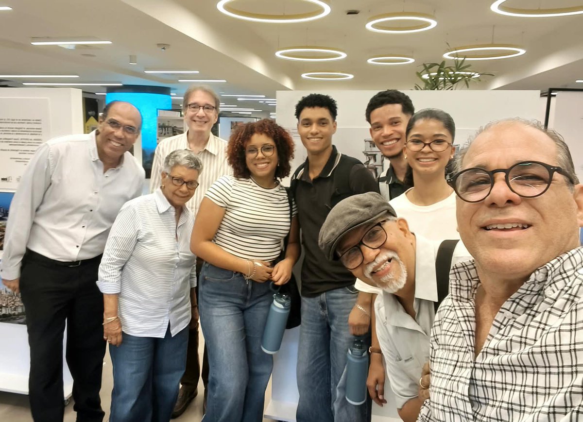 CentroImagenRD's tweet photo. Photoimagen en Santiago de los Caballeros, ayer disfrutamos de la hermosa muestra fotografica "URBANA" en Agora Santiago Center, aqui con entrañables colegas, amigos  directivos de GRUFOS y visitantes en la colectiva.
Gracias por la hospitalidad. https://t.co/AeP1vcIvJY