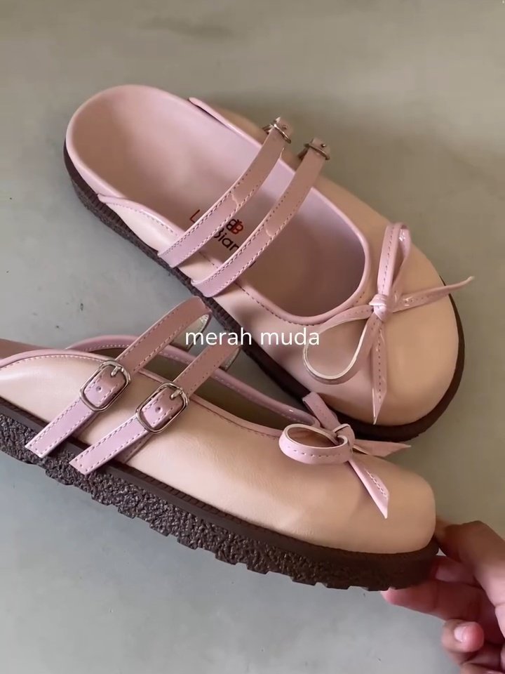 starxxy7's tweet photo. Ternyata ada versi brand lokal yang mirip Birkenstock x Repetto woi 🥺

Model Mary Jane clog-nya dapet, harganya tentu saja sangat amat murce. Lumayan bgt buat alternatif! https://t.co/IOfHQObPbF