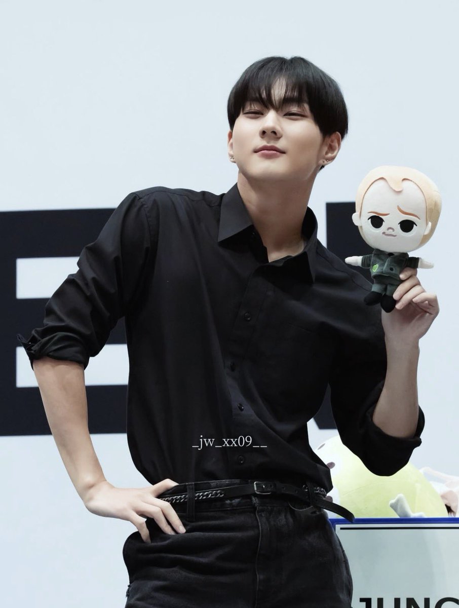 yang_9un's tweet photo. 올블랙셔츠 ㄹㅇ코피터질것같애 벨트까지 꽉 매고… https://t.co/0mwdcSNR70