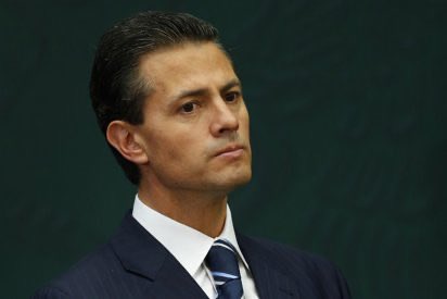 epigmenioibarra's tweet photo. Enrique Peña Nieto es culpable en el caso Ayotzinapa de:

1) Omisión criminal a no ordenar de inmediato un despliegue masivo de fuerzas federales para buscar a Los43. 

2) De negligencia en el ejercicio de sus funciones como presidente de la República y como responsable máximo de la seguridad pública. 

3) De manipulación de evidencia con fines políticos. Dejo a los sicarios consumar el crimen para tratar de culpar a AMLO del mismo. 

4) De un crimen de estado atroz. 

Para negar justicia a las víctimas, a sus padres, a la nación montó una operación político/mediatica/juridica para: 

*Presionar a jueces en Tamaulipas para que liberaran a 65 indiciados. 

*Aparecer los restos de un estudiante y desaparecer a los otros 42 y así sustentar la llamada “verdad histórica” y cerrar el caso. 

*Desatar, con la complicidad de los medios y en ellos de los más influyentes líderes de opinión, una campaña para desalentar la búsqueda, ensuciar la memoria de Los43 y desprestigiar a quienes exigíamos verdad, justicia y castigo a los responsables. 

*Infiltrar provocadores, en las cada vez más grandes movilizaciones, para luego y con el pretexto del vandalismo, reprimirlas violentamente y desalentar la participación popular en las mismas. 

Está compleja operación de estado logró borrar de la faz de la tierra todo rastro de los 43 y ha hecho muy difícil la labor de búsqueda y la procuración de justicia. 

Por estos crímenes yo exijo #JuicioyCastigoParaPeñaNieto

Te sumas a esta exigencia?