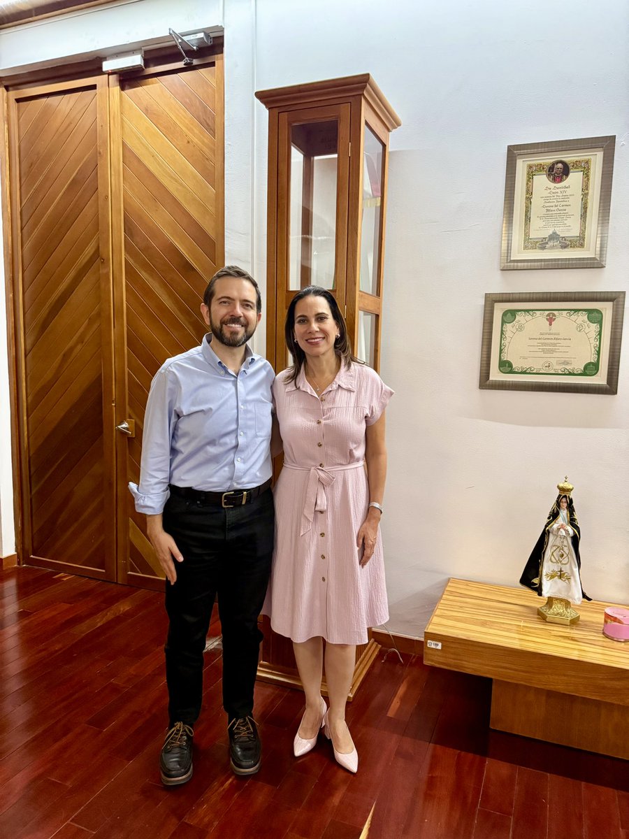 LorenaAlfaroG's tweet photo. Hoy recibí con mucho gusto a @VictorZanella, compañero de partido y digno defensor de la familia, la patria y la libertad. 🩵

Como panista, refrendo mi respaldo a quienes trabajan con convicción por nuestros valores y por un mejor futuro para Irapuato, Guanajuato y México. 🙏🏻 https://t.co/lwdBWPDbVK
